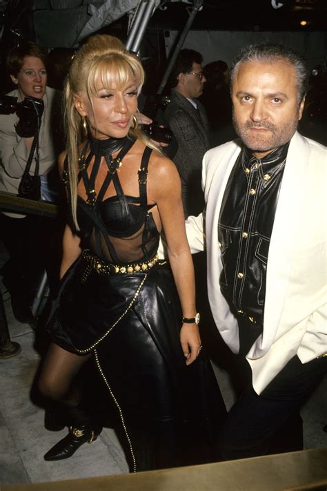 gli anni novanta di gianni versace|Versace: da Gianni a Donatella, 40 anni di fantasia al potere.